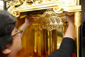 お仏壇の分解の様子